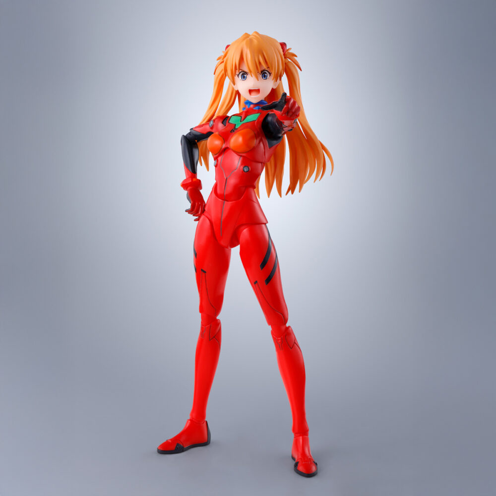 Asuka shikinami langley evangelion sh figuarts. Tamashii introduce en su colección s. H. Figuarts la figura de asuka langley, como clon de la serie shinikami, basada en su apariencia en "rebuild of evangelion", en conmemoración del 30º aniversario de la serie original. Esta figura de pvc de 13,5 cm de alto viste su característico traje de piloto de unidades evangelion. Cuenta con un amplio rango de movimiento gracias a las articulaciones que permiten torsión de cintura y poses de sentado con una completa naturalidad. Incluye 5x placas faciales intercambiables, 5x pares de manos, 1x pieza de repuesto para la mochila y 1x pedestal rojo con forma de hexágono. Puedes exponerla junto a rei ayanami evangelion sh figuarts (se venden por separado). Unidades limitadas.