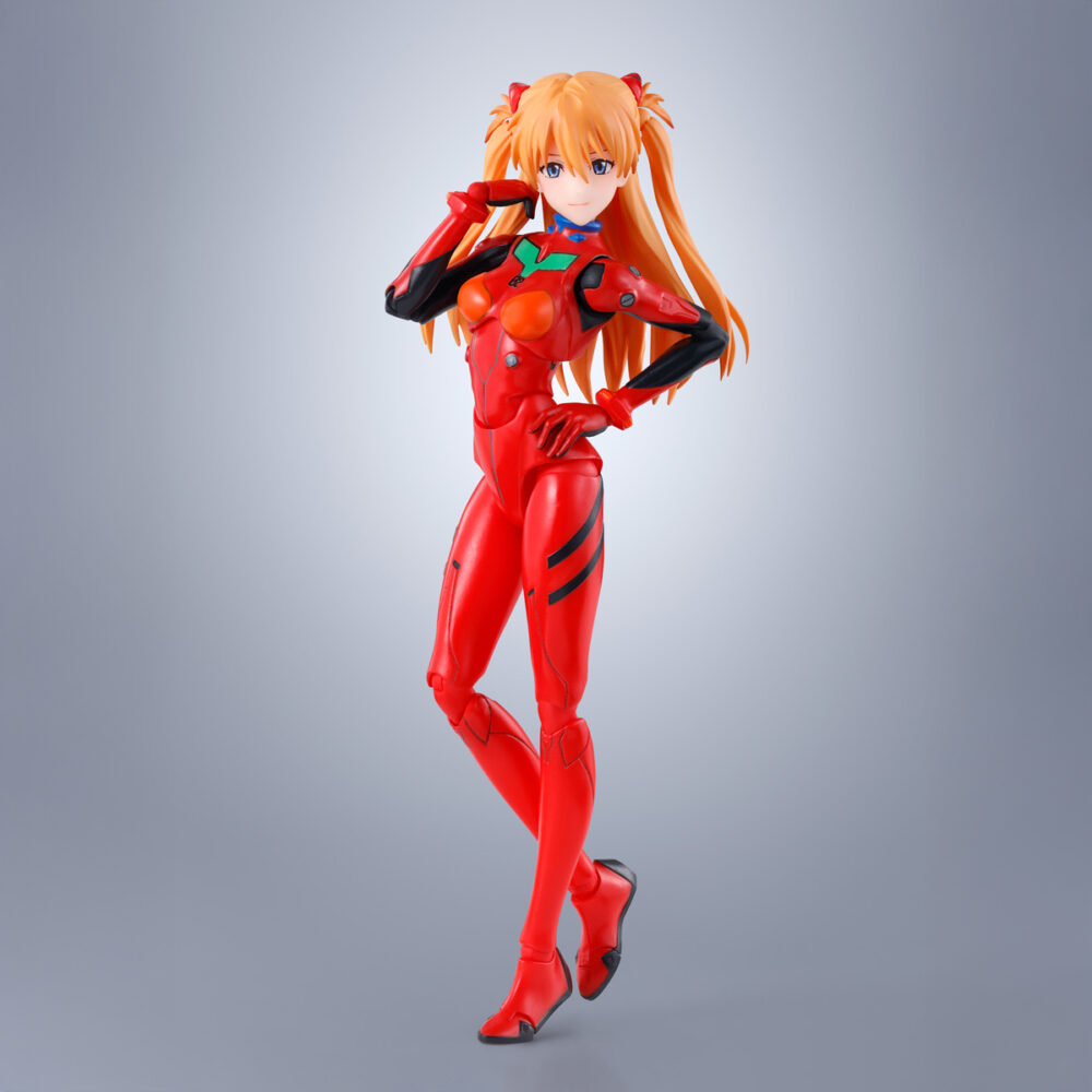 Asuka shikinami langley evangelion sh figuarts. Tamashii introduce en su colección s. H. Figuarts la figura de asuka langley, como clon de la serie shinikami, basada en su apariencia en "rebuild of evangelion", en conmemoración del 30º aniversario de la serie original. Esta figura de pvc de 13,5 cm de alto viste su característico traje de piloto de unidades evangelion. Cuenta con un amplio rango de movimiento gracias a las articulaciones que permiten torsión de cintura y poses de sentado con una completa naturalidad. Incluye 5x placas faciales intercambiables, 5x pares de manos, 1x pieza de repuesto para la mochila y 1x pedestal rojo con forma de hexágono. Puedes exponerla junto a rei ayanami evangelion sh figuarts (se venden por separado). Unidades limitadas.