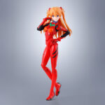 ASUKA SHIKINAMI LANGLEY EVANGELION SH FIGUARTS. Tamashii introduce en su colección S.H. Figuarts la figura de Asuka Langley, como clon de la serie Shinikami, basada en su apariencia en "Rebuild of Evangelion", en conmemoración del 30º aniversario de la serie original. Esta figura de PVC de 13,5 cm de alto viste su característico traje de piloto de Unidades Evangelion. Cuenta con un amplio rango de movimiento gracias a las articulaciones que permiten torsión de cintura y poses de sentado con una completa naturalidad. Incluye 5x placas faciales intercambiables, 5x pares de manos, 1x pieza de repuesto para la mochila y 1x pedestal rojo con forma de hexágono. Puedes exponerla junto a REI AYANAMI EVANGELION SH FIGUARTS (se venden por separado). UNIDADES LIMITADAS.