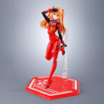 ASUKA SHIKINAMI LANGLEY EVANGELION SH FIGUARTS. Tamashii introduce en su colección S.H. Figuarts la figura de Asuka Langley, como clon de la serie Shinikami, basada en su apariencia en "Rebuild of Evangelion", en conmemoración del 30º aniversario de la serie original. Esta figura de PVC de 13,5 cm de alto viste su característico traje de piloto de Unidades Evangelion. Cuenta con un amplio rango de movimiento gracias a las articulaciones que permiten torsión de cintura y poses de sentado con una completa naturalidad. Incluye 5x placas faciales intercambiables, 5x pares de manos, 1x pieza de repuesto para la mochila y 1x pedestal rojo con forma de hexágono. Puedes exponerla junto a REI AYANAMI EVANGELION SH FIGUARTS (se venden por separado). UNIDADES LIMITADAS.