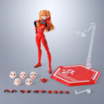 ASUKA SHIKINAMI LANGLEY EVANGELION SH FIGUARTS. Tamashii introduce en su colección S.H. Figuarts la figura de Asuka Langley, como clon de la serie Shinikami, basada en su apariencia en "Rebuild of Evangelion", en conmemoración del 30º aniversario de la serie original. Esta figura de PVC de 13,5 cm de alto viste su característico traje de piloto de Unidades Evangelion. Cuenta con un amplio rango de movimiento gracias a las articulaciones que permiten torsión de cintura y poses de sentado con una completa naturalidad. Incluye 5x placas faciales intercambiables, 5x pares de manos, 1x pieza de repuesto para la mochila y 1x pedestal rojo con forma de hexágono. Puedes exponerla junto a REI AYANAMI EVANGELION SH FIGUARTS (se venden por separado). UNIDADES LIMITADAS.