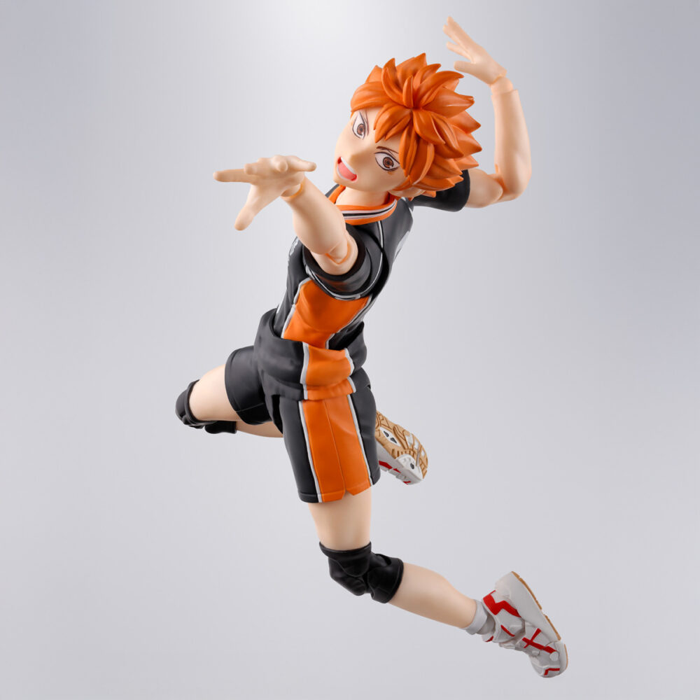HINATA SHOYO HAIKYU SH FIGUARTS. Tamashii suma a su colección S.H.Figuarts la figura articulada de Shoyo Hinata, protagonista del anime "Haikyu‼". Esta figura de 14,5 cm ha sido diseñada con multitud de articulaciones que permiten recrear movimientos propios del voleibol, manteniendo la silueta característica del personaje. Incluye 3x pares de manos intercambiables, 1x par de repuestos de muñecas adicionales, 4x placas faciales, 1x balón de voleibol y 1x base color naranja con varias piezas para poder sostener la figura en diferentes poses. Fabricada en PVC y ABS. Puedes exponerla junto a TOBIO KAGEYAMA FIGURA 15,5 CM HAIKYU!! S.H. FIGUARTS (se venden por separado). UNIDADES LIMITADAS.