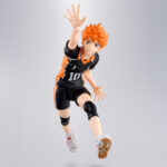 HINATA SHOYO HAIKYU SH FIGUARTS. Tamashii suma a su colección S.H.Figuarts la figura articulada de Shoyo Hinata, protagonista del anime "Haikyu‼". Esta figura de 14,5 cm ha sido diseñada con multitud de articulaciones que permiten recrear movimientos propios del voleibol, manteniendo la silueta característica del personaje. Incluye 3x pares de manos intercambiables, 1x par de repuestos de muñecas adicionales, 4x placas faciales, 1x balón de voleibol y 1x base color naranja con varias piezas para poder sostener la figura en diferentes poses. Fabricada en PVC y ABS. Puedes exponerla junto a TOBIO KAGEYAMA FIGURA 15,5 CM HAIKYU!! S.H. FIGUARTS (se venden por separado). UNIDADES LIMITADAS.