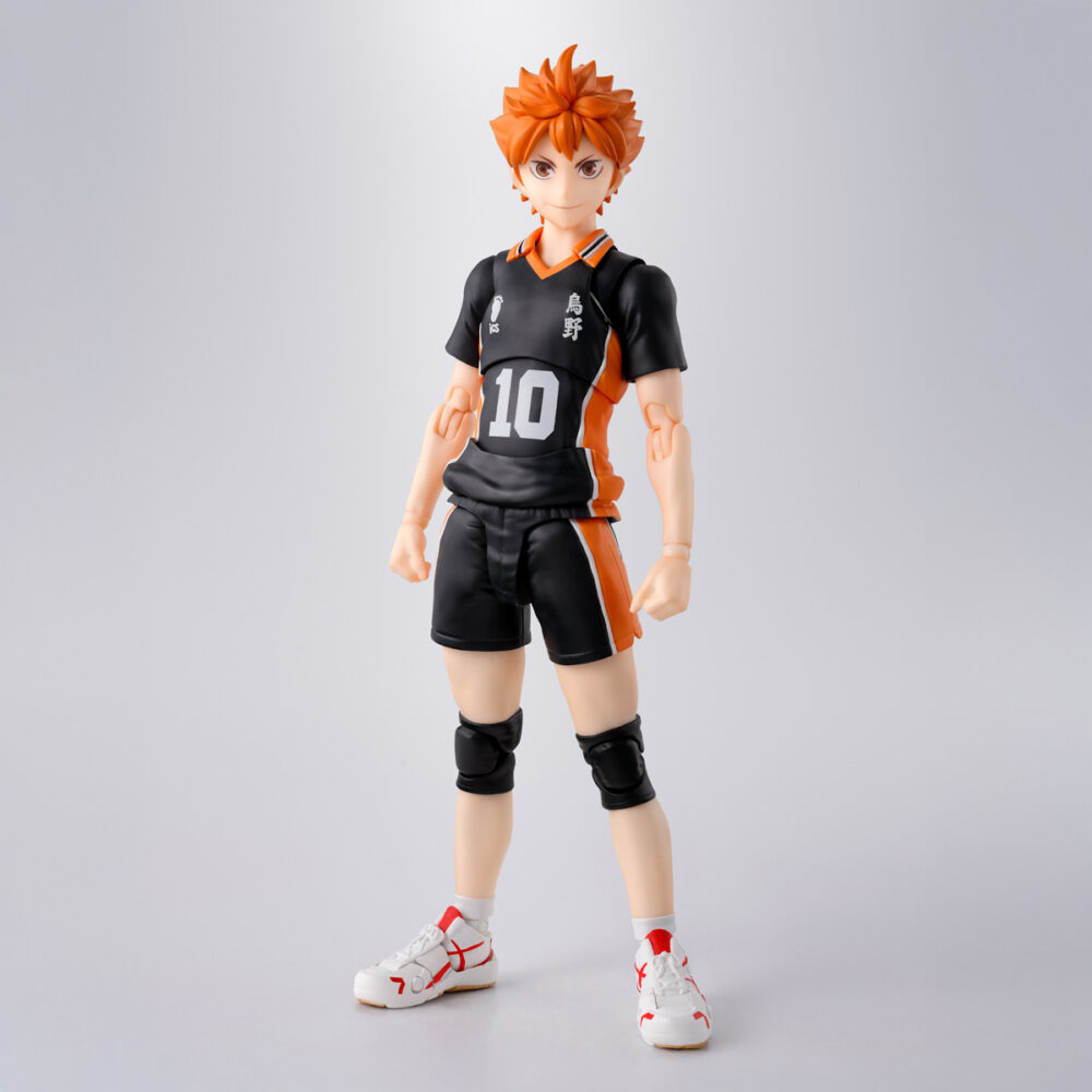 HINATA SHOYO HAIKYU SH FIGUARTS. Tamashii suma a su colección S.H.Figuarts la figura articulada de Shoyo Hinata, protagonista del anime "Haikyu‼". Esta figura de 14,5 cm ha sido diseñada con multitud de articulaciones que permiten recrear movimientos propios del voleibol, manteniendo la silueta característica del personaje. Incluye 3x pares de manos intercambiables, 1x par de repuestos de muñecas adicionales, 4x placas faciales, 1x balón de voleibol y 1x base color naranja con varias piezas para poder sostener la figura en diferentes poses. Fabricada en PVC y ABS. Puedes exponerla junto a TOBIO KAGEYAMA FIGURA 15,5 CM HAIKYU!! S.H. FIGUARTS (se venden por separado). UNIDADES LIMITADAS.