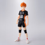 HINATA SHOYO HAIKYU SH FIGUARTS. Tamashii suma a su colección S.H.Figuarts la figura articulada de Shoyo Hinata, protagonista del anime "Haikyu‼". Esta figura de 14,5 cm ha sido diseñada con multitud de articulaciones que permiten recrear movimientos propios del voleibol, manteniendo la silueta característica del personaje. Incluye 3x pares de manos intercambiables, 1x par de repuestos de muñecas adicionales, 4x placas faciales, 1x balón de voleibol y 1x base color naranja con varias piezas para poder sostener la figura en diferentes poses. Fabricada en PVC y ABS. Puedes exponerla junto a TOBIO KAGEYAMA FIGURA 15,5 CM HAIKYU!! S.H. FIGUARTS (se venden por separado). UNIDADES LIMITADAS.