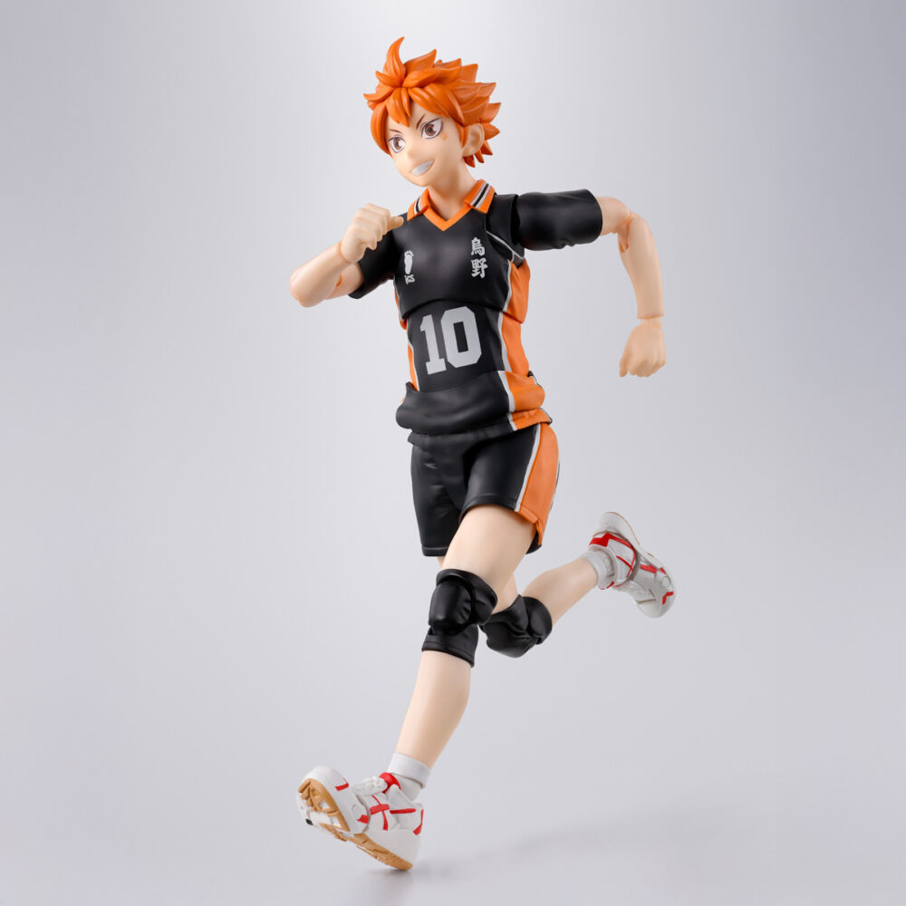Hinata shoyo haikyu sh figuarts. Tamashii suma a su colección s. H. Figuarts la figura articulada de shoyo hinata, protagonista del anime "haikyu‼". Esta figura de 14,5 cm ha sido diseñada con multitud de articulaciones que permiten recrear movimientos propios del voleibol, manteniendo la silueta característica del personaje. Incluye 3x pares de manos intercambiables, 1x par de repuestos de muñecas adicionales, 4x placas faciales, 1x balón de voleibol y 1x base color naranja con varias piezas para poder sostener la figura en diferentes poses. Fabricada en pvc y abs. Puedes exponerla junto a tobio kageyama figura 15,5 cm haikyu!! S. H. Figuarts (se venden por separado). Unidades limitadas.