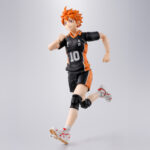 HINATA SHOYO HAIKYU SH FIGUARTS. Tamashii suma a su colección S.H.Figuarts la figura articulada de Shoyo Hinata, protagonista del anime "Haikyu‼". Esta figura de 14,5 cm ha sido diseñada con multitud de articulaciones que permiten recrear movimientos propios del voleibol, manteniendo la silueta característica del personaje. Incluye 3x pares de manos intercambiables, 1x par de repuestos de muñecas adicionales, 4x placas faciales, 1x balón de voleibol y 1x base color naranja con varias piezas para poder sostener la figura en diferentes poses. Fabricada en PVC y ABS. Puedes exponerla junto a TOBIO KAGEYAMA FIGURA 15,5 CM HAIKYU!! S.H. FIGUARTS (se venden por separado). UNIDADES LIMITADAS.