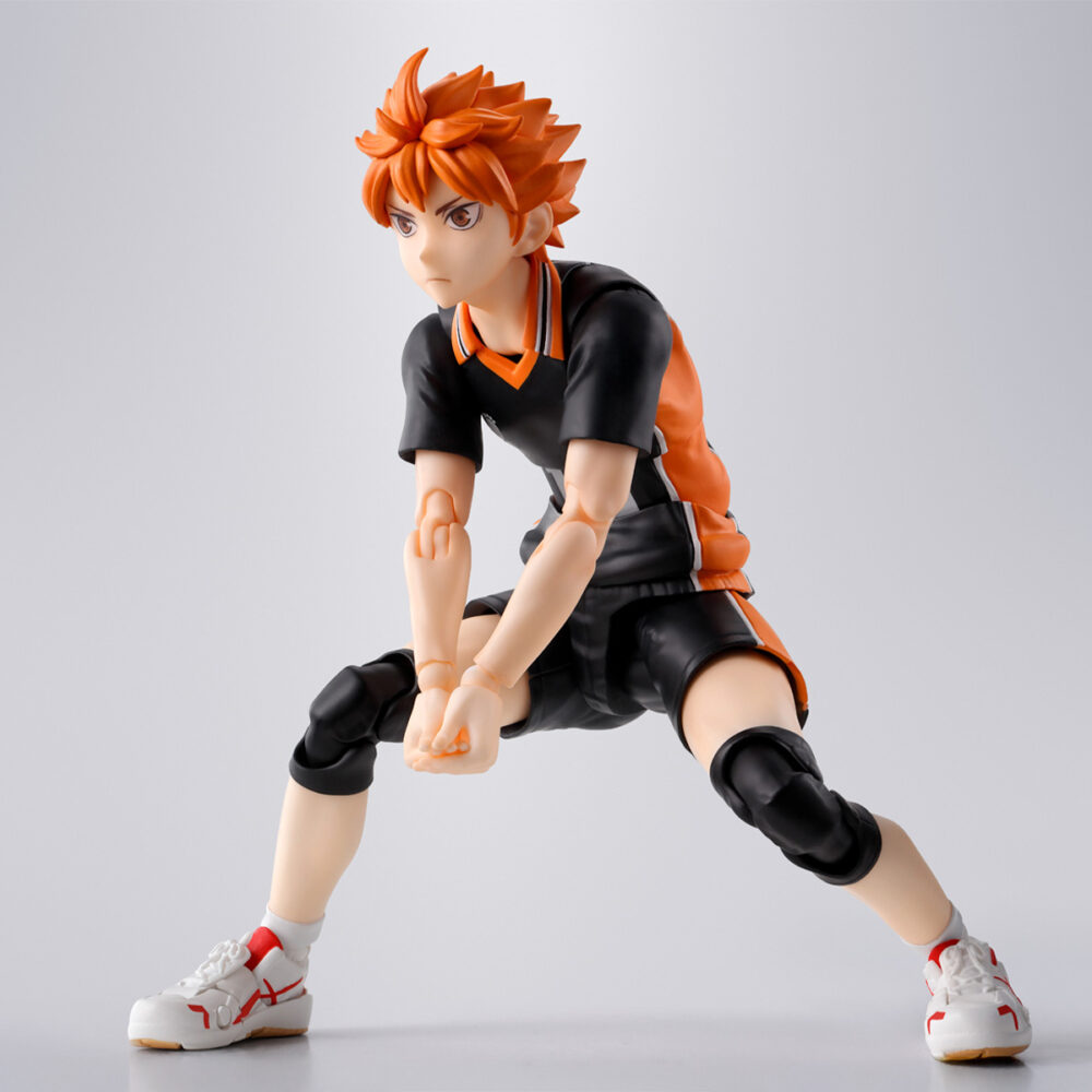 Hinata shoyo haikyu sh figuarts. Tamashii suma a su colección s. H. Figuarts la figura articulada de shoyo hinata, protagonista del anime "haikyu‼". Esta figura de 14,5 cm ha sido diseñada con multitud de articulaciones que permiten recrear movimientos propios del voleibol, manteniendo la silueta característica del personaje. Incluye 3x pares de manos intercambiables, 1x par de repuestos de muñecas adicionales, 4x placas faciales, 1x balón de voleibol y 1x base color naranja con varias piezas para poder sostener la figura en diferentes poses. Fabricada en pvc y abs. Puedes exponerla junto a tobio kageyama figura 15,5 cm haikyu!! S. H. Figuarts (se venden por separado). Unidades limitadas.