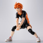 HINATA SHOYO HAIKYU SH FIGUARTS. Tamashii suma a su colección S.H.Figuarts la figura articulada de Shoyo Hinata, protagonista del anime "Haikyu‼". Esta figura de 14,5 cm ha sido diseñada con multitud de articulaciones que permiten recrear movimientos propios del voleibol, manteniendo la silueta característica del personaje. Incluye 3x pares de manos intercambiables, 1x par de repuestos de muñecas adicionales, 4x placas faciales, 1x balón de voleibol y 1x base color naranja con varias piezas para poder sostener la figura en diferentes poses. Fabricada en PVC y ABS. Puedes exponerla junto a TOBIO KAGEYAMA FIGURA 15,5 CM HAIKYU!! S.H. FIGUARTS (se venden por separado). UNIDADES LIMITADAS.