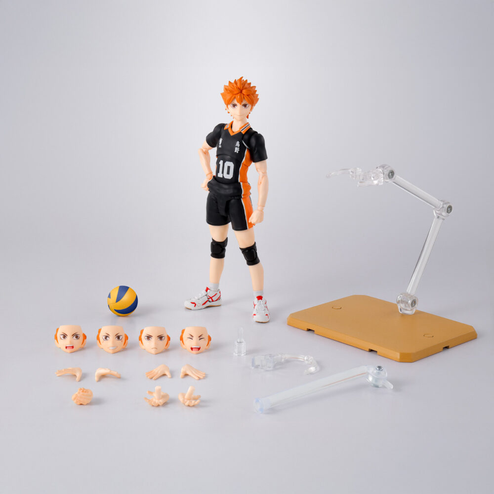 Hinata shoyo haikyu sh figuarts. Tamashii suma a su colección s. H. Figuarts la figura articulada de shoyo hinata, protagonista del anime "haikyu‼". Esta figura de 14,5 cm ha sido diseñada con multitud de articulaciones que permiten recrear movimientos propios del voleibol, manteniendo la silueta característica del personaje. Incluye 3x pares de manos intercambiables, 1x par de repuestos de muñecas adicionales, 4x placas faciales, 1x balón de voleibol y 1x base color naranja con varias piezas para poder sostener la figura en diferentes poses. Fabricada en pvc y abs. Puedes exponerla junto a tobio kageyama figura 15,5 cm haikyu!! S. H. Figuarts (se venden por separado). Unidades limitadas.