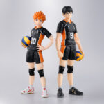 HINATA SHOYO HAIKYU SH FIGUARTS. Tamashii suma a su colección S.H.Figuarts la figura articulada de Shoyo Hinata, protagonista del anime "Haikyu‼". Esta figura de 14,5 cm ha sido diseñada con multitud de articulaciones que permiten recrear movimientos propios del voleibol, manteniendo la silueta característica del personaje. Incluye 3x pares de manos intercambiables, 1x par de repuestos de muñecas adicionales, 4x placas faciales, 1x balón de voleibol y 1x base color naranja con varias piezas para poder sostener la figura en diferentes poses. Fabricada en PVC y ABS. Puedes exponerla junto a TOBIO KAGEYAMA FIGURA 15,5 CM HAIKYU!! S.H. FIGUARTS (se venden por separado). UNIDADES LIMITADAS.