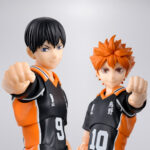 TOBIO KAGEYAMA HAIKYU SH FIGUARTS. Tamashii presenta en su línea S.H.Figuarts la figura articulada de Tobio Kageyama, uno de los personajes principales del anime "Haikyu‼". Mide aproximadamente 15,5 cm y permite reproducir poses realistas de voleibol gracias a su detallado diseño y sistema de articulaciones. Incluye 4x pares de manos intercambiables, 1x par de muñecas, 4x placas faciales, 1x pieza de flequillo alternativa, 1x balón de voleibol y 1x base color naranja con varias piezas para poder sostener la figura en diferentes poses. Fabricada en PVC y ABS. Puedes exhibirla junto a HINATA SHOYO HAIKYU SH FIGUARTS (se venden por separado). UNIDADES LIMITADAS.