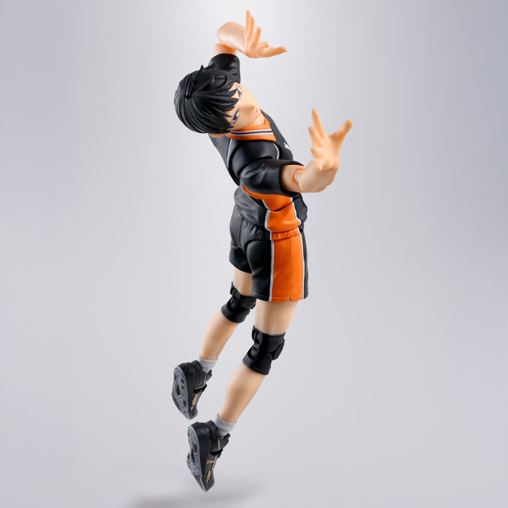 Tobio kageyama haikyu sh figuarts.  tamashii presenta en su línea s. H. Figuarts la figura articulada de tobio kageyama, uno de los personajes principales del anime "haikyu‼". Mide aproximadamente 15,5 cm y permite reproducir poses realistas de voleibol gracias a su detallado diseño y sistema de articulaciones. Incluye 4x pares de manos intercambiables, 1x par de muñecas, 4x placas faciales, 1x pieza de flequillo alternativa, 1x balón de voleibol y 1x base color naranja con varias piezas para poder sostener la figura en diferentes poses. Fabricada en pvc y abs. Puedes exhibirla junto a hinata shoyo haikyu sh figuarts (se venden por separado). Unidades limitadas.