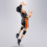 TOBIO KAGEYAMA HAIKYU SH FIGUARTS. Tamashii presenta en su línea S.H.Figuarts la figura articulada de Tobio Kageyama, uno de los personajes principales del anime "Haikyu‼". Mide aproximadamente 15,5 cm y permite reproducir poses realistas de voleibol gracias a su detallado diseño y sistema de articulaciones. Incluye 4x pares de manos intercambiables, 1x par de muñecas, 4x placas faciales, 1x pieza de flequillo alternativa, 1x balón de voleibol y 1x base color naranja con varias piezas para poder sostener la figura en diferentes poses. Fabricada en PVC y ABS. Puedes exhibirla junto a HINATA SHOYO HAIKYU SH FIGUARTS (se venden por separado). UNIDADES LIMITADAS.