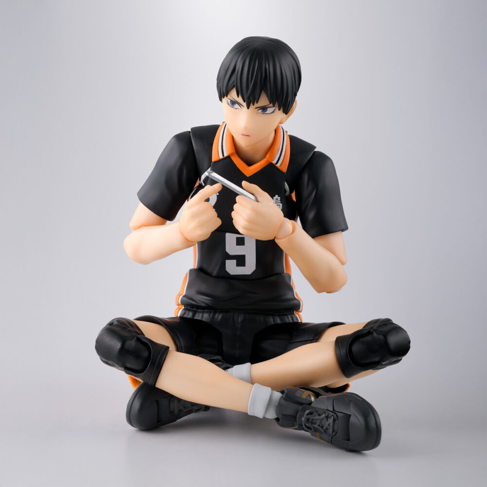Tobio kageyama haikyu sh figuarts.  tamashii presenta en su línea s. H. Figuarts la figura articulada de tobio kageyama, uno de los personajes principales del anime "haikyu‼". Mide aproximadamente 15,5 cm y permite reproducir poses realistas de voleibol gracias a su detallado diseño y sistema de articulaciones. Incluye 4x pares de manos intercambiables, 1x par de muñecas, 4x placas faciales, 1x pieza de flequillo alternativa, 1x balón de voleibol y 1x base color naranja con varias piezas para poder sostener la figura en diferentes poses. Fabricada en pvc y abs. Puedes exhibirla junto a hinata shoyo haikyu sh figuarts (se venden por separado). Unidades limitadas.