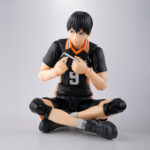 TOBIO KAGEYAMA HAIKYU SH FIGUARTS. Tamashii presenta en su línea S.H.Figuarts la figura articulada de Tobio Kageyama, uno de los personajes principales del anime "Haikyu‼". Mide aproximadamente 15,5 cm y permite reproducir poses realistas de voleibol gracias a su detallado diseño y sistema de articulaciones. Incluye 4x pares de manos intercambiables, 1x par de muñecas, 4x placas faciales, 1x pieza de flequillo alternativa, 1x balón de voleibol y 1x base color naranja con varias piezas para poder sostener la figura en diferentes poses. Fabricada en PVC y ABS. Puedes exhibirla junto a HINATA SHOYO HAIKYU SH FIGUARTS (se venden por separado). UNIDADES LIMITADAS.
