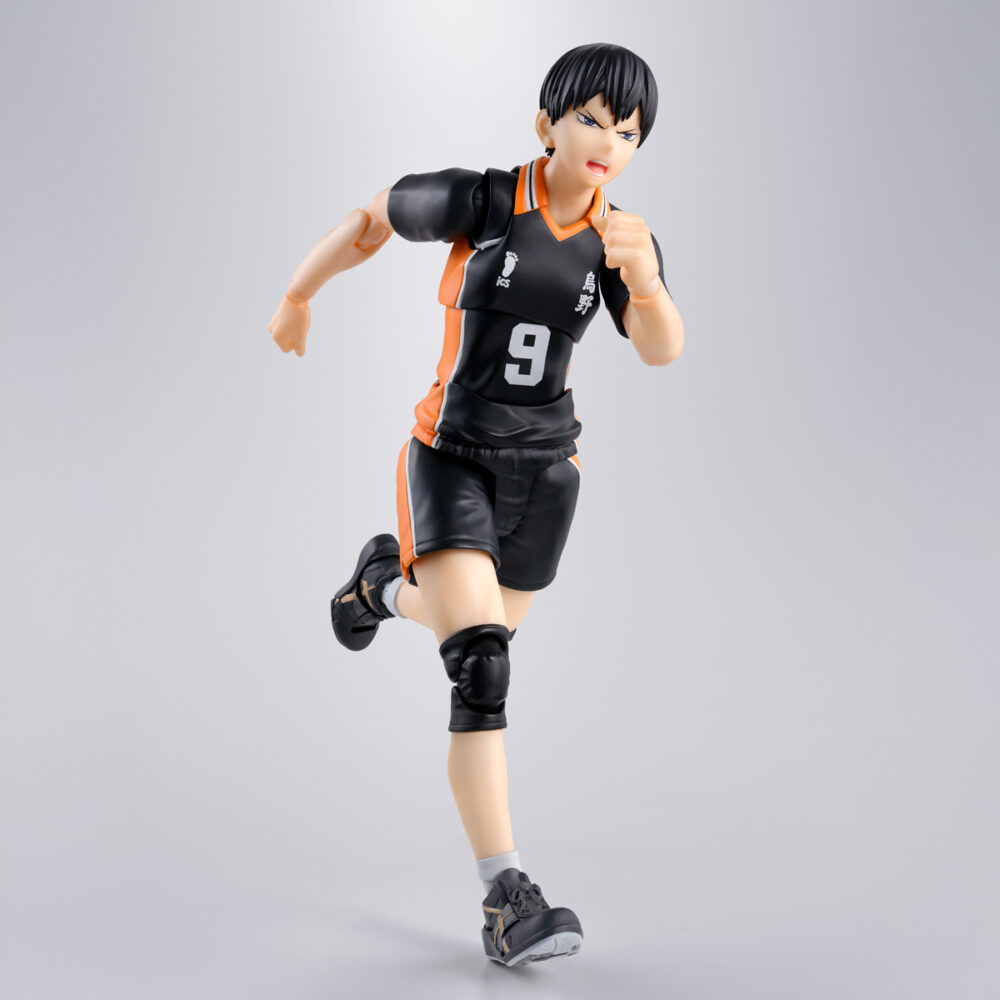Tobio kageyama haikyu sh figuarts.  tamashii presenta en su línea s. H. Figuarts la figura articulada de tobio kageyama, uno de los personajes principales del anime "haikyu‼". Mide aproximadamente 15,5 cm y permite reproducir poses realistas de voleibol gracias a su detallado diseño y sistema de articulaciones. Incluye 4x pares de manos intercambiables, 1x par de muñecas, 4x placas faciales, 1x pieza de flequillo alternativa, 1x balón de voleibol y 1x base color naranja con varias piezas para poder sostener la figura en diferentes poses. Fabricada en pvc y abs. Puedes exhibirla junto a hinata shoyo haikyu sh figuarts (se venden por separado). Unidades limitadas.