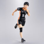 TOBIO KAGEYAMA HAIKYU SH FIGUARTS. Tamashii presenta en su línea S.H.Figuarts la figura articulada de Tobio Kageyama, uno de los personajes principales del anime "Haikyu‼". Mide aproximadamente 15,5 cm y permite reproducir poses realistas de voleibol gracias a su detallado diseño y sistema de articulaciones. Incluye 4x pares de manos intercambiables, 1x par de muñecas, 4x placas faciales, 1x pieza de flequillo alternativa, 1x balón de voleibol y 1x base color naranja con varias piezas para poder sostener la figura en diferentes poses. Fabricada en PVC y ABS. Puedes exhibirla junto a HINATA SHOYO HAIKYU SH FIGUARTS (se venden por separado). UNIDADES LIMITADAS.