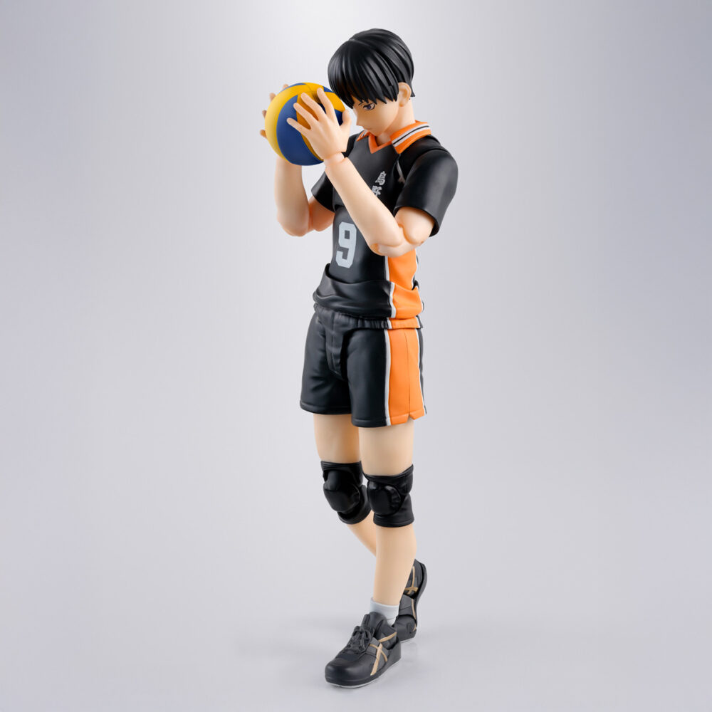 Tobio kageyama haikyu sh figuarts.  tamashii presenta en su línea s. H. Figuarts la figura articulada de tobio kageyama, uno de los personajes principales del anime "haikyu‼". Mide aproximadamente 15,5 cm y permite reproducir poses realistas de voleibol gracias a su detallado diseño y sistema de articulaciones. Incluye 4x pares de manos intercambiables, 1x par de muñecas, 4x placas faciales, 1x pieza de flequillo alternativa, 1x balón de voleibol y 1x base color naranja con varias piezas para poder sostener la figura en diferentes poses. Fabricada en pvc y abs. Puedes exhibirla junto a hinata shoyo haikyu sh figuarts (se venden por separado). Unidades limitadas.