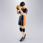 TOBIO KAGEYAMA HAIKYU SH FIGUARTS. Tamashii presenta en su línea S.H.Figuarts la figura articulada de Tobio Kageyama, uno de los personajes principales del anime "Haikyu‼". Mide aproximadamente 15,5 cm y permite reproducir poses realistas de voleibol gracias a su detallado diseño y sistema de articulaciones. Incluye 4x pares de manos intercambiables, 1x par de muñecas, 4x placas faciales, 1x pieza de flequillo alternativa, 1x balón de voleibol y 1x base color naranja con varias piezas para poder sostener la figura en diferentes poses. Fabricada en PVC y ABS. Puedes exhibirla junto a HINATA SHOYO HAIKYU SH FIGUARTS (se venden por separado). UNIDADES LIMITADAS.