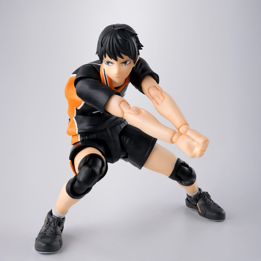 Tobio kageyama haikyu sh figuarts.  tamashii presenta en su línea s. H. Figuarts la figura articulada de tobio kageyama, uno de los personajes principales del anime "haikyu‼". Mide aproximadamente 15,5 cm y permite reproducir poses realistas de voleibol gracias a su detallado diseño y sistema de articulaciones. Incluye 4x pares de manos intercambiables, 1x par de muñecas, 4x placas faciales, 1x pieza de flequillo alternativa, 1x balón de voleibol y 1x base color naranja con varias piezas para poder sostener la figura en diferentes poses. Fabricada en pvc y abs. Puedes exhibirla junto a hinata shoyo haikyu sh figuarts (se venden por separado). Unidades limitadas.