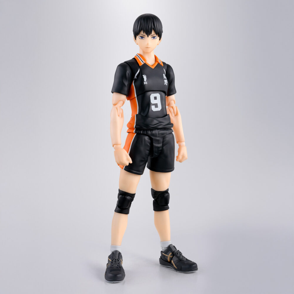 TOBIO KAGEYAMA HAIKYU SH FIGUARTS. Tamashii presenta en su línea S.H.Figuarts la figura articulada de Tobio Kageyama, uno de los personajes principales del anime "Haikyu‼". Mide aproximadamente 15,5 cm y permite reproducir poses realistas de voleibol gracias a su detallado diseño y sistema de articulaciones. Incluye 4x pares de manos intercambiables, 1x par de muñecas, 4x placas faciales, 1x pieza de flequillo alternativa, 1x balón de voleibol y 1x base color naranja con varias piezas para poder sostener la figura en diferentes poses. Fabricada en PVC y ABS. Puedes exhibirla junto a HINATA SHOYO HAIKYU SH FIGUARTS (se venden por separado). UNIDADES LIMITADAS.