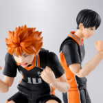 TOBIO KAGEYAMA HAIKYU SH FIGUARTS. Tamashii presenta en su línea S.H.Figuarts la figura articulada de Tobio Kageyama, uno de los personajes principales del anime "Haikyu‼". Mide aproximadamente 15,5 cm y permite reproducir poses realistas de voleibol gracias a su detallado diseño y sistema de articulaciones. Incluye 4x pares de manos intercambiables, 1x par de muñecas, 4x placas faciales, 1x pieza de flequillo alternativa, 1x balón de voleibol y 1x base color naranja con varias piezas para poder sostener la figura en diferentes poses. Fabricada en PVC y ABS. Puedes exhibirla junto a HINATA SHOYO HAIKYU SH FIGUARTS (se venden por separado). UNIDADES LIMITADAS.