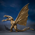KING GHIDORA 1972 GODZILLA VS GIGAN SH MONSTER ARTS. Tamashii presenta una nueva incorporación a su emblemática línea S.H. MonsterArts: la figura de King Ghidorah basada en su aparición en la película de 1972 "Godzilla vs. Gigan". Esta impresionante figura articulada está esculpida y coloreada por Yuji Sakai y reproduce con todo detalle el aspecto del kaiju gracias a la abundante documentación gráfica. Cuenta con articulaciones en diferentes puntos, entre ellos cuellos y cola, lo que permite recrear una enorme variedad de poses. UNIDADES LIMITADAS.