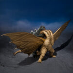 KING GHIDORA 1972 GODZILLA VS GIGAN SH MONSTER ARTS. Tamashii presenta una nueva incorporación a su emblemática línea S.H. MonsterArts: la figura de King Ghidorah basada en su aparición en la película de 1972 "Godzilla vs. Gigan". Esta impresionante figura articulada está esculpida y coloreada por Yuji Sakai y reproduce con todo detalle el aspecto del kaiju gracias a la abundante documentación gráfica. Cuenta con articulaciones en diferentes puntos, entre ellos cuellos y cola, lo que permite recrear una enorme variedad de poses. UNIDADES LIMITADAS.
