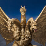KING GHIDORA 1972 GODZILLA VS GIGAN SH MONSTER ARTS. Tamashii presenta una nueva incorporación a su emblemática línea S.H. MonsterArts: la figura de King Ghidorah basada en su aparición en la película de 1972 "Godzilla vs. Gigan". Esta impresionante figura articulada está esculpida y coloreada por Yuji Sakai y reproduce con todo detalle el aspecto del kaiju gracias a la abundante documentación gráfica. Cuenta con articulaciones en diferentes puntos, entre ellos cuellos y cola, lo que permite recrear una enorme variedad de poses. UNIDADES LIMITADAS.