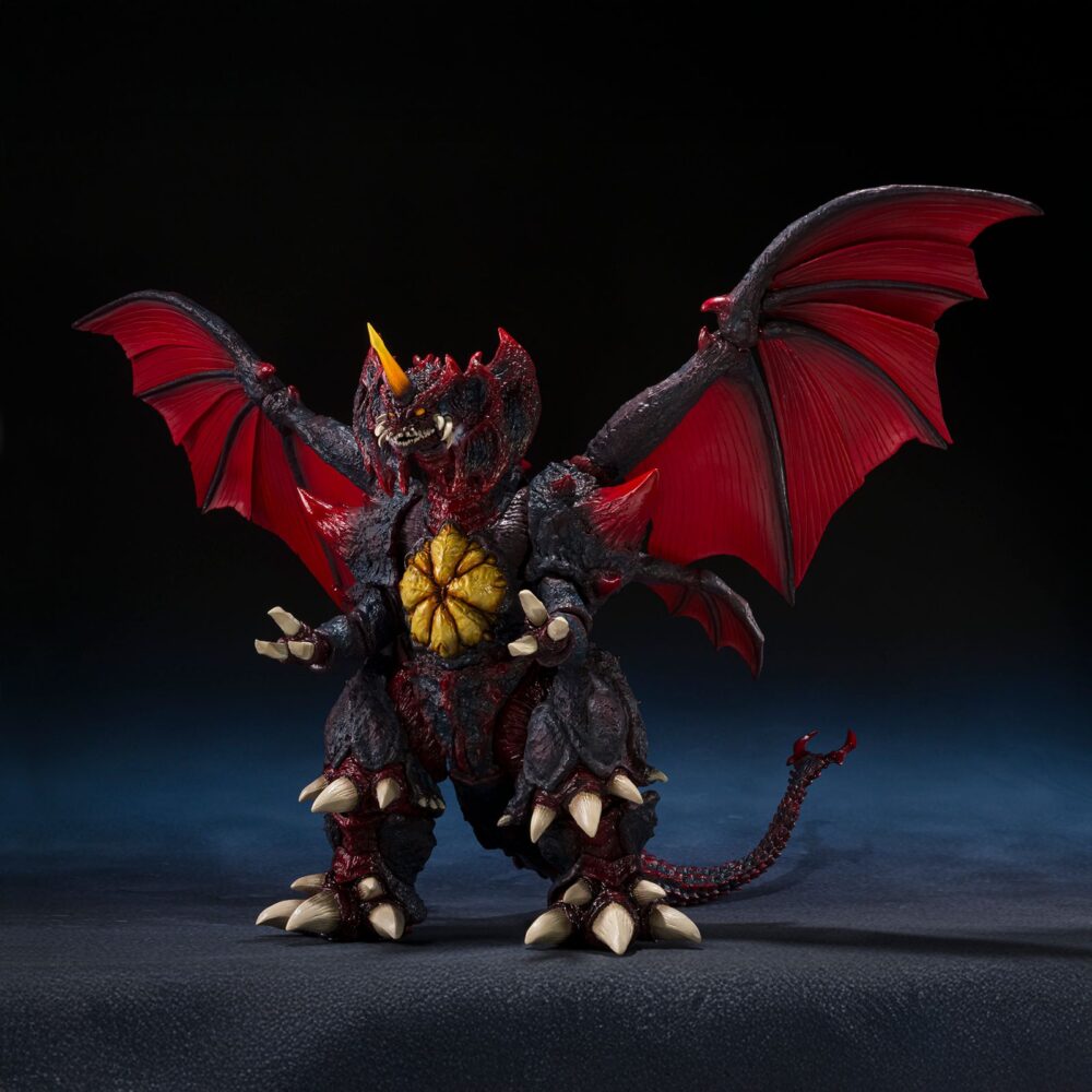 DESTOROYAH PERFECT FORM TOKYO WATERFRONT CITY DECISIVE BATTLE GODZILLA VS DESTOROYAH SH MONSTER ARTS. Tamashii suma a la colección S.H. MonsterArts la figura de Destoroyah en su forma final, inspirada en la película de 1995 "Godzilla vs. Destoroyah". Esta figura de 18,5 cm está fabricada en PVC y presenta una coloración que detalla el micro oxígeno que emana de su caparazón. Para reproducir la icónica pelea nocturna contra Godzilla en el paseo marítimo de Tokyo, se incluye 1x efecto de arcos eléctricos para la cabeza, 1x rayo de oxígeno destructor y base con soporte transparente para los efectos.  UNIDADES LIMITADAS.