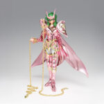 ANDROMEDA SHUN GOD CLOTH SAINT SEIYA SAINT CLOTH MYTH EX. Tamashii introduce en la colección Saint Cloth Myth Ex la figura de Andromeda Shun con la God Cloth, basada en el anime "Saint Seiya" ("Los Caballeros del Zodíaco" en España). Con una altura de 17 cm, esta nueva edición mejora el diseño original de 2009, con una escultura revisada y nuevos acabados metálicos. Incluye 5x pares de manos intercambiables, 4x placas faciales, 1x parte de cabello adicional, 1x set de armadura completa, 1x marco para el modo objeto y 1x set de cadenas nebulares. Fabricada en PVC, ABS y metal. UNIDADES LIMITADAS.