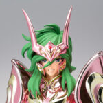 ANDROMEDA SHUN GOD CLOTH SAINT SEIYA SAINT CLOTH MYTH EX. Tamashii introduce en la colección Saint Cloth Myth Ex la figura de Andromeda Shun con la God Cloth, basada en el anime "Saint Seiya" ("Los Caballeros del Zodíaco" en España). Con una altura de 17 cm, esta nueva edición mejora el diseño original de 2009, con una escultura revisada y nuevos acabados metálicos. Incluye 5x pares de manos intercambiables, 4x placas faciales, 1x parte de cabello adicional, 1x set de armadura completa, 1x marco para el modo objeto y 1x set de cadenas nebulares. Fabricada en PVC, ABS y metal. UNIDADES LIMITADAS.