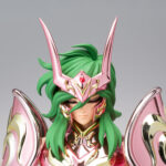 ANDROMEDA SHUN GOD CLOTH SAINT SEIYA SAINT CLOTH MYTH EX. Tamashii introduce en la colección Saint Cloth Myth Ex la figura de Andromeda Shun con la God Cloth, basada en el anime "Saint Seiya" ("Los Caballeros del Zodíaco" en España). Con una altura de 17 cm, esta nueva edición mejora el diseño original de 2009, con una escultura revisada y nuevos acabados metálicos. Incluye 5x pares de manos intercambiables, 4x placas faciales, 1x parte de cabello adicional, 1x set de armadura completa, 1x marco para el modo objeto y 1x set de cadenas nebulares. Fabricada en PVC, ABS y metal. UNIDADES LIMITADAS.