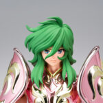 ANDROMEDA SHUN GOD CLOTH SAINT SEIYA SAINT CLOTH MYTH EX. Tamashii introduce en la colección Saint Cloth Myth Ex la figura de Andromeda Shun con la God Cloth, basada en el anime "Saint Seiya" ("Los Caballeros del Zodíaco" en España). Con una altura de 17 cm, esta nueva edición mejora el diseño original de 2009, con una escultura revisada y nuevos acabados metálicos. Incluye 5x pares de manos intercambiables, 4x placas faciales, 1x parte de cabello adicional, 1x set de armadura completa, 1x marco para el modo objeto y 1x set de cadenas nebulares. Fabricada en PVC, ABS y metal. UNIDADES LIMITADAS.
