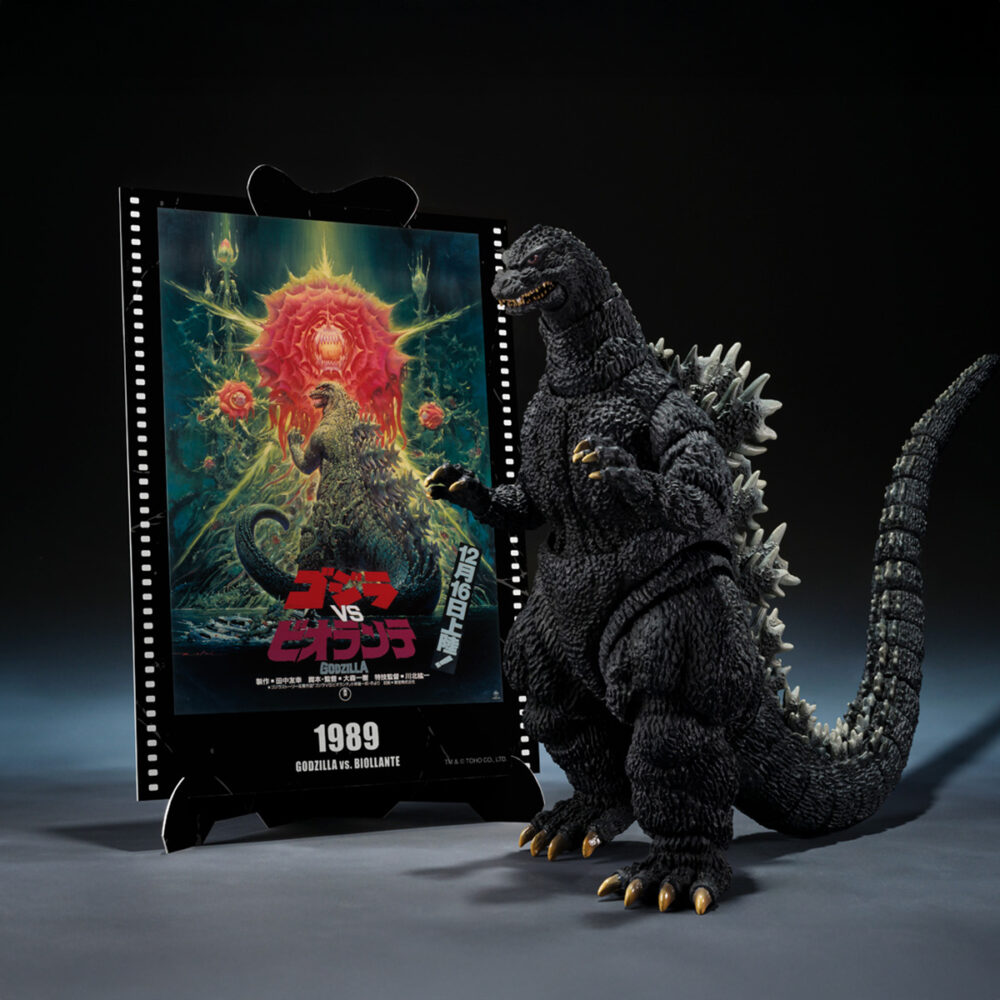 Godzilla 1989 godzilla vs biollante movie graphic plus sh monster arts. Tamashii presenta dentro de su línea s. H. Monsterarts la figura de godzilla basada en su aparición en la película de 1989 "godzilla vs. Biollante". Esta figura de 16 cm está abricada en pvc. Ha sido esculpida, pintada y modelada por el reputado yuji sakai, uno de los mayores expertos en el diseño del famoso kaiju. El color y detalles se han ajustado minuciosamente a su imagen en pantalla. Se trata de una edición movie graphic pus ya que incluye 1x hoja troquelada con el diseño de cartel cinematográfico. Unidades limitadas.