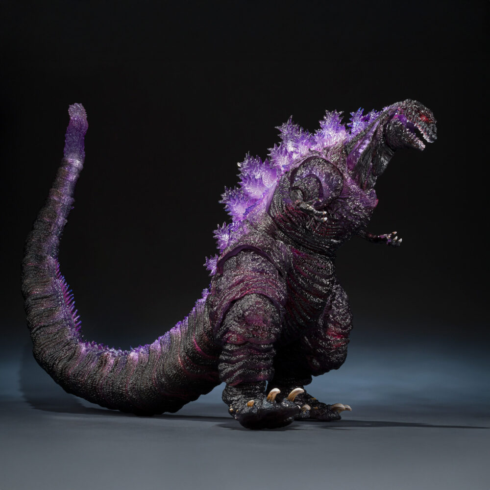 Shin godzilla 2016 the fourth awakening movie graphic plus sh monster arts. Tamashii suma a la colección s. H. Monsterarts una versión de la figura de godzilla en su 4ª forma, inspirada en la película del 2016 "shin godzilla". Esta figura de 18 cm está fabricada en pvc y presenta una coloración roja y púrpura en las partes traslúcidas, con su aleta dorsal luminiscente como aparece en la secuencia nocturna de su despertar. Se trata de una edición movie graphic pus ya que incluye 1x hoja troquelada con el diseño de cartel cinematográfico. Unidades limitadas.