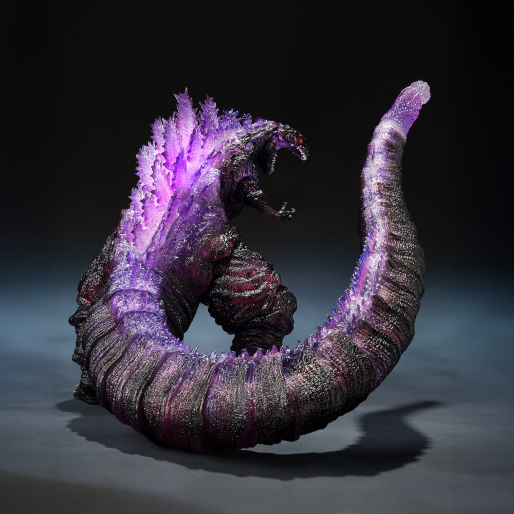Shin godzilla 2016 the fourth awakening movie graphic plus sh monster arts. Tamashii suma a la colección s. H. Monsterarts una versión de la figura de godzilla en su 4ª forma, inspirada en la película del 2016 "shin godzilla". Esta figura de 18 cm está fabricada en pvc y presenta una coloración roja y púrpura en las partes traslúcidas, con su aleta dorsal luminiscente como aparece en la secuencia nocturna de su despertar. Se trata de una edición movie graphic pus ya que incluye 1x hoja troquelada con el diseño de cartel cinematográfico. Unidades limitadas.