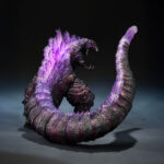 SHIN GODZILLA 2016 THE FOURTH AWAKENING MOVIE GRAPHIC PLUS SH MONSTER ARTS. Tamashii suma a la colección S.H. MonsterArts una versión de la figura de Godzilla en su 4ª forma, inspirada en la película del 2016 "Shin Godzilla". Esta figura de 18 cm está fabricada en PVC y presenta una coloración roja y púrpura en las partes traslúcidas, con su aleta dorsal luminiscente como aparece en la secuencia nocturna de su despertar. Se trata de una edición Movie Graphic Pus ya que incluye 1x hoja troquelada con el diseño de cartel cinematográfico. UNIDADES LIMITADAS.