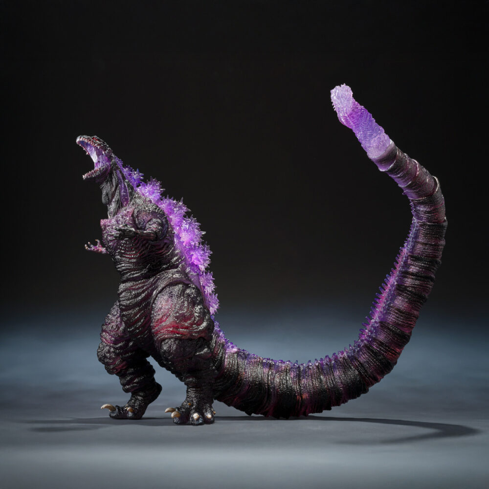 Shin godzilla 2016 the fourth awakening movie graphic plus sh monster arts. Tamashii suma a la colección s. H. Monsterarts una versión de la figura de godzilla en su 4ª forma, inspirada en la película del 2016 "shin godzilla". Esta figura de 18 cm está fabricada en pvc y presenta una coloración roja y púrpura en las partes traslúcidas, con su aleta dorsal luminiscente como aparece en la secuencia nocturna de su despertar. Se trata de una edición movie graphic pus ya que incluye 1x hoja troquelada con el diseño de cartel cinematográfico. Unidades limitadas.