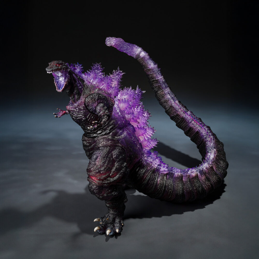 Shin godzilla 2016 the fourth awakening movie graphic plus sh monster arts. Tamashii suma a la colección s. H. Monsterarts una versión de la figura de godzilla en su 4ª forma, inspirada en la película del 2016 "shin godzilla". Esta figura de 18 cm está fabricada en pvc y presenta una coloración roja y púrpura en las partes traslúcidas, con su aleta dorsal luminiscente como aparece en la secuencia nocturna de su despertar. Se trata de una edición movie graphic pus ya que incluye 1x hoja troquelada con el diseño de cartel cinematográfico. Unidades limitadas.