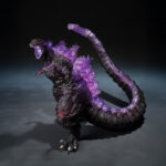 SHIN GODZILLA 2016 THE FOURTH AWAKENING MOVIE GRAPHIC PLUS SH MONSTER ARTS. Tamashii suma a la colección S.H. MonsterArts una versión de la figura de Godzilla en su 4ª forma, inspirada en la película del 2016 "Shin Godzilla". Esta figura de 18 cm está fabricada en PVC y presenta una coloración roja y púrpura en las partes traslúcidas, con su aleta dorsal luminiscente como aparece en la secuencia nocturna de su despertar. Se trata de una edición Movie Graphic Pus ya que incluye 1x hoja troquelada con el diseño de cartel cinematográfico. UNIDADES LIMITADAS.