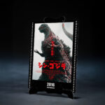 SHIN GODZILLA 2016 THE FOURTH AWAKENING MOVIE GRAPHIC PLUS SH MONSTER ARTS. Tamashii suma a la colección S.H. MonsterArts una versión de la figura de Godzilla en su 4ª forma, inspirada en la película del 2016 "Shin Godzilla". Esta figura de 18 cm está fabricada en PVC y presenta una coloración roja y púrpura en las partes traslúcidas, con su aleta dorsal luminiscente como aparece en la secuencia nocturna de su despertar. Se trata de una edición Movie Graphic Pus ya que incluye 1x hoja troquelada con el diseño de cartel cinematográfico. UNIDADES LIMITADAS.