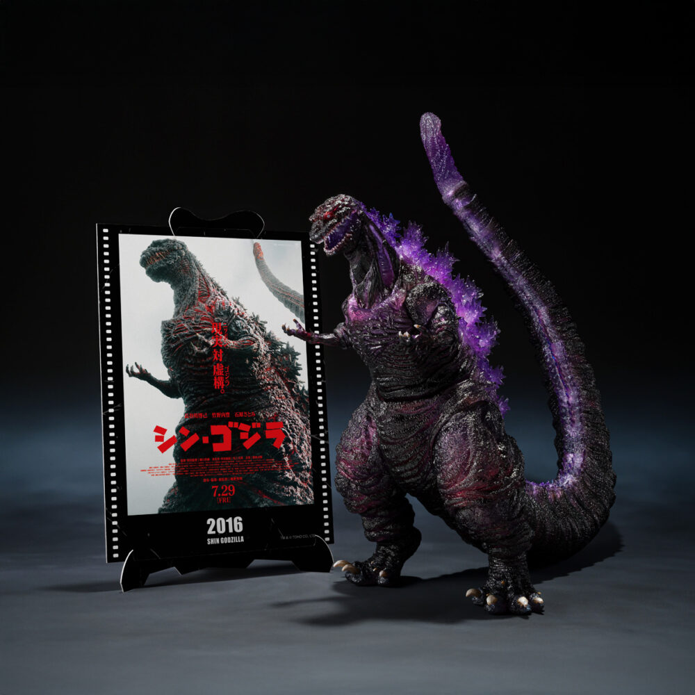 Shin godzilla 2016 the fourth awakening movie graphic plus sh monster arts. Tamashii suma a la colección s. H. Monsterarts una versión de la figura de godzilla en su 4ª forma, inspirada en la película del 2016 "shin godzilla". Esta figura de 18 cm está fabricada en pvc y presenta una coloración roja y púrpura en las partes traslúcidas, con su aleta dorsal luminiscente como aparece en la secuencia nocturna de su despertar. Se trata de una edición movie graphic pus ya que incluye 1x hoja troquelada con el diseño de cartel cinematográfico. Unidades limitadas.