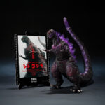 SHIN GODZILLA 2016 THE FOURTH AWAKENING MOVIE GRAPHIC PLUS SH MONSTER ARTS. Tamashii suma a la colección S.H. MonsterArts una versión de la figura de Godzilla en su 4ª forma, inspirada en la película del 2016 "Shin Godzilla". Esta figura de 18 cm está fabricada en PVC y presenta una coloración roja y púrpura en las partes traslúcidas, con su aleta dorsal luminiscente como aparece en la secuencia nocturna de su despertar. Se trata de una edición Movie Graphic Pus ya que incluye 1x hoja troquelada con el diseño de cartel cinematográfico. UNIDADES LIMITADAS.