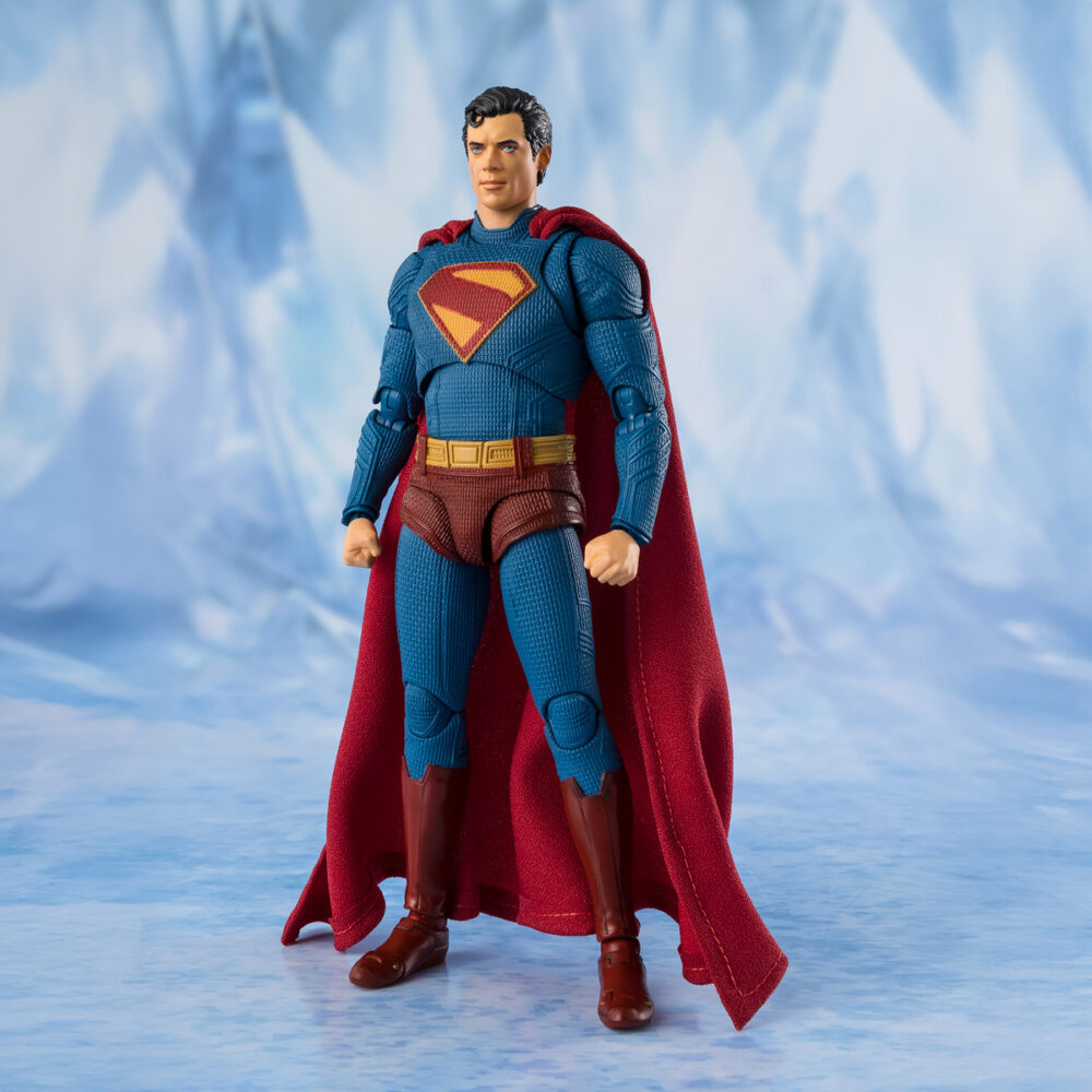 Superman 2025 sh figuarts. Tamashii suma a su línea s. H. Figuarts esta figura articulada de superman, protagonista de la película homónima de 2025. Representado con su característico traje azul con la "s" en el pecho, cuenta con 2x pares de manos y 1x cabeza intercambiables. La tecnología de coloreado digital de tamashii proporciona al rostro un sombreado detallado y una texturización fidedigna. Su icónica capa roja está confeccionada con tela e incorpora alambres internos para recrear diferentes poses con realismo asombroso, incluyendo el vuelo. Unidades limitadas.