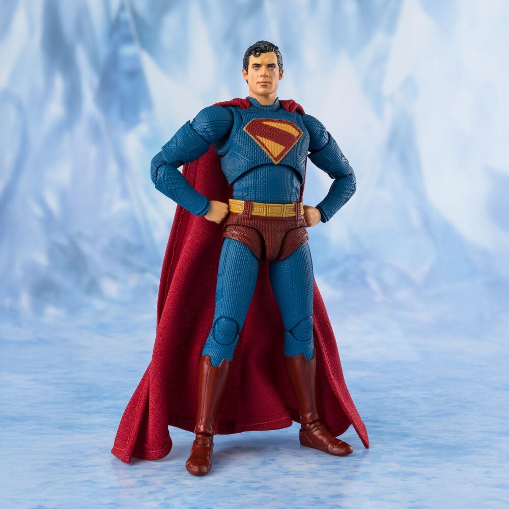 Superman 2025 sh figuarts. Tamashii suma a su línea s. H. Figuarts esta figura articulada de superman, protagonista de la película homónima de 2025. Representado con su característico traje azul con la "s" en el pecho, cuenta con 2x pares de manos y 1x cabeza intercambiables. La tecnología de coloreado digital de tamashii proporciona al rostro un sombreado detallado y una texturización fidedigna. Su icónica capa roja está confeccionada con tela e incorpora alambres internos para recrear diferentes poses con realismo asombroso, incluyendo el vuelo. Unidades limitadas.