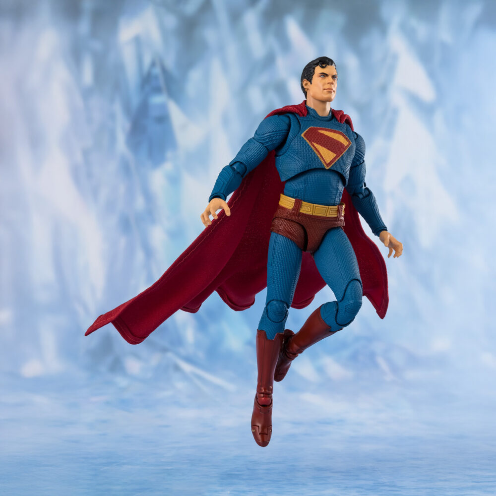 Superman 2025 sh figuarts. Tamashii suma a su línea s. H. Figuarts esta figura articulada de superman, protagonista de la película homónima de 2025. Representado con su característico traje azul con la "s" en el pecho, cuenta con 2x pares de manos y 1x cabeza intercambiables. La tecnología de coloreado digital de tamashii proporciona al rostro un sombreado detallado y una texturización fidedigna. Su icónica capa roja está confeccionada con tela e incorpora alambres internos para recrear diferentes poses con realismo asombroso, incluyendo el vuelo. Unidades limitadas.