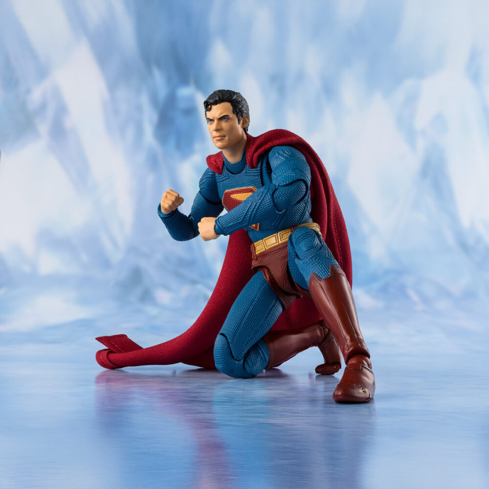 Superman 2025 sh figuarts. Tamashii suma a su línea s. H. Figuarts esta figura articulada de superman, protagonista de la película homónima de 2025. Representado con su característico traje azul con la "s" en el pecho, cuenta con 2x pares de manos y 1x cabeza intercambiables. La tecnología de coloreado digital de tamashii proporciona al rostro un sombreado detallado y una texturización fidedigna. Su icónica capa roja está confeccionada con tela e incorpora alambres internos para recrear diferentes poses con realismo asombroso, incluyendo el vuelo. Unidades limitadas.