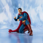 SUPERMAN 2025 SH FIGUARTS. Tamashii suma a su línea S.H. Figuarts esta figura articulada de Superman, protagonista de la película homónima de 2025. Representado con su característico traje azul con la "S" en el pecho, cuenta con 2x pares de manos y 1x cabeza intercambiables. La tecnología de coloreado digital de Tamashii proporciona al rostro un sombreado detallado y una texturización fidedigna. Su icónica capa roja está confeccionada con tela e incorpora alambres internos para recrear diferentes poses con realismo asombroso, incluyendo el vuelo. UNIDADES LIMITADAS.